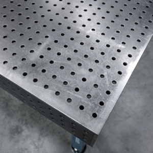 [OUTLET] Stół Spawalniczy PLUS Siatka - 50x50mm, System - Φ16, Rozmiar - 1500x1480mm, Nogi - Na kołach