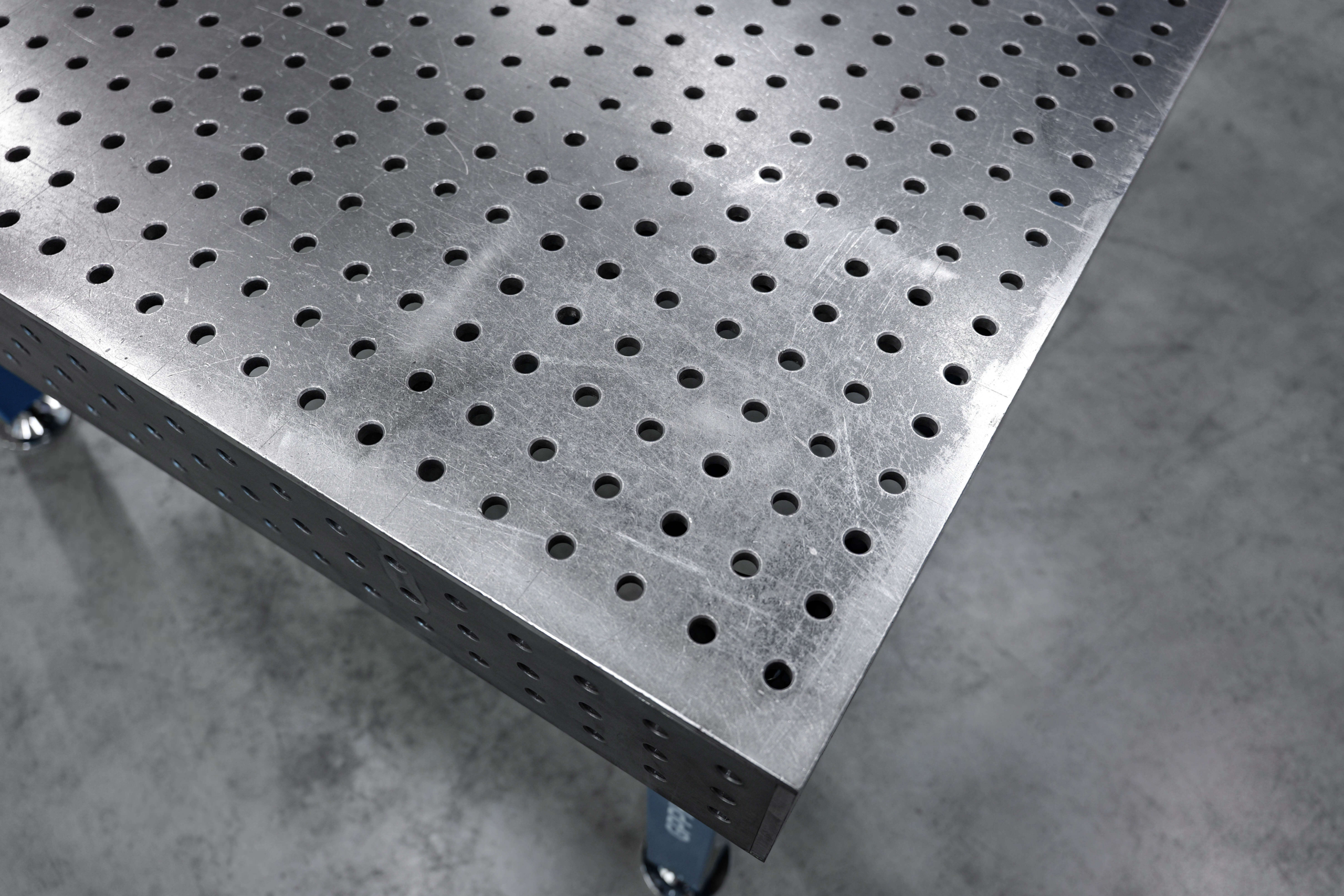 [OUTLET] Stół Spawalniczy PLUS Siatka - 50x50mm, System - Φ16, Rozmiar - 1500x1480mm, Nogi - Na kołach