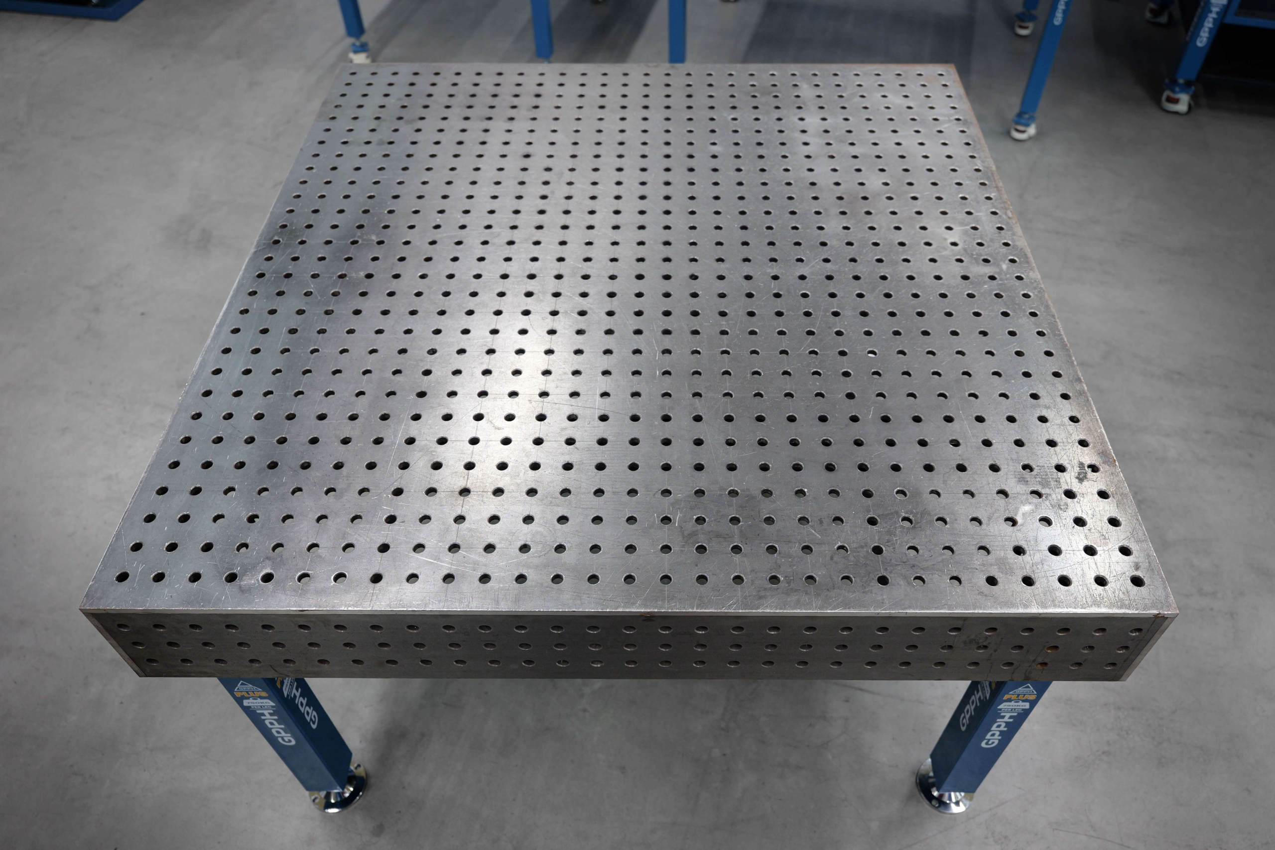 [OUTLET] Stół Spawalniczy PLUS Siatka - 50x50mm, System - Φ16, Rozmiar - 1500x1480mm, Nogi - Na kołach